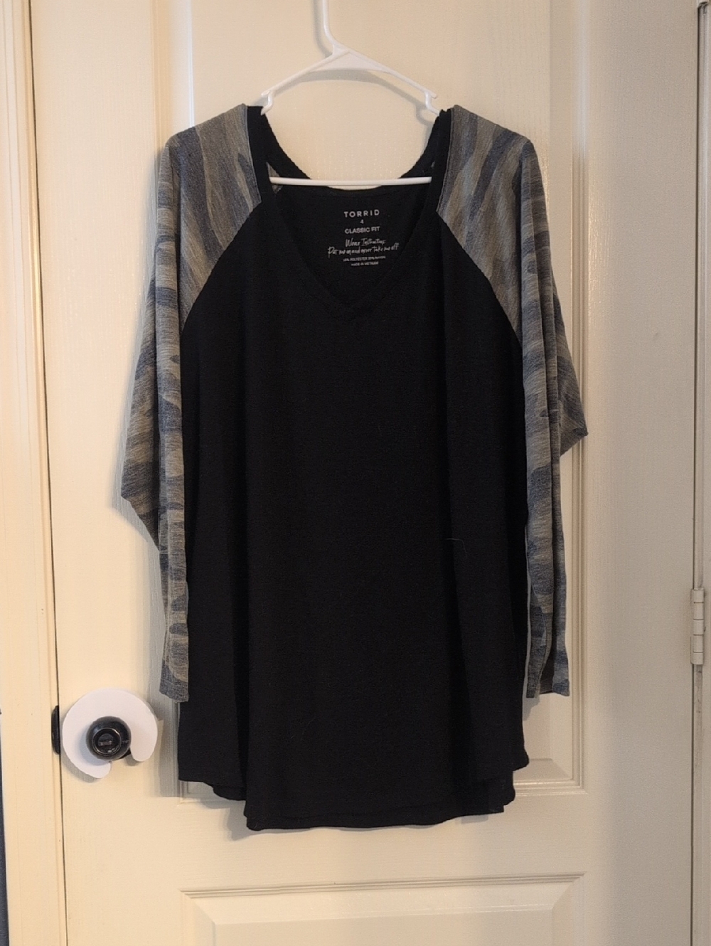 torrid Black V-Neck Top with Camo Raglan Sleeves 4x